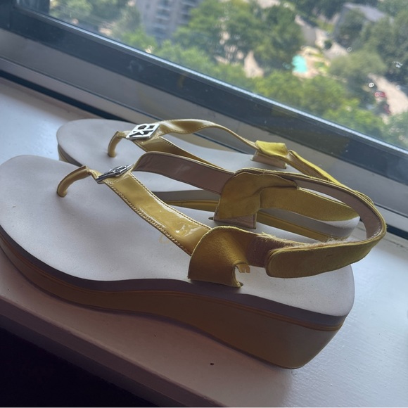 CUTE CALVIN KLEIN PLATFORM FLIP-FLOP SANDALS! perf for summer, great condition! - Picture 2 of 6